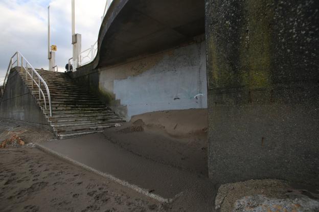 Los temporales del otoño dejan de nuevo sin arena a la playa Salinas