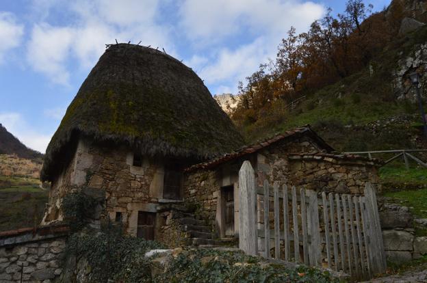Somiedo estudia dotar de nuevos usos a los teitos para evitar su desaparición