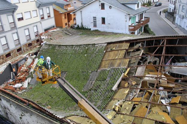 Empieza el derribo de la vieja discoteca de Tapia tras ocho meses de espera