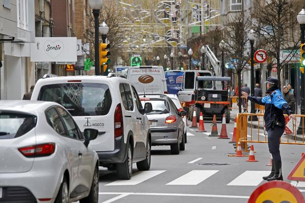 Atascos en avenida de la Costa por obras en la red de gas