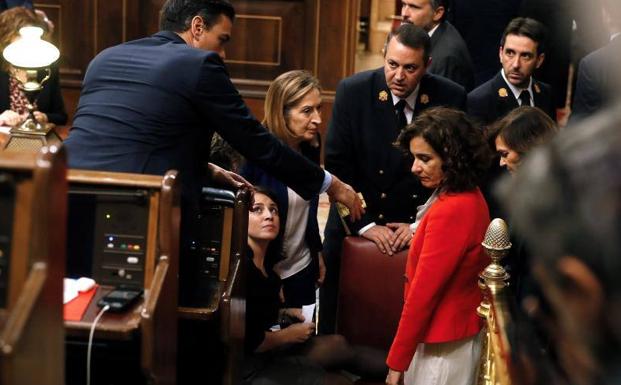 Adriana Lastra se tropieza y cae al suelo cuando iba a votar en el Congreso