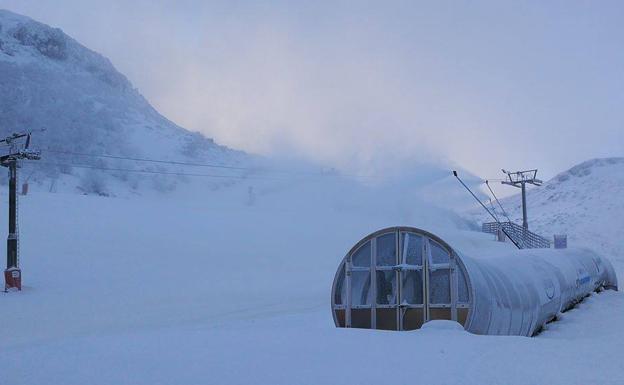 Pajares pone a funcionar los cañones de nieve artificial para aumentar espesores y poder abrir en el puente