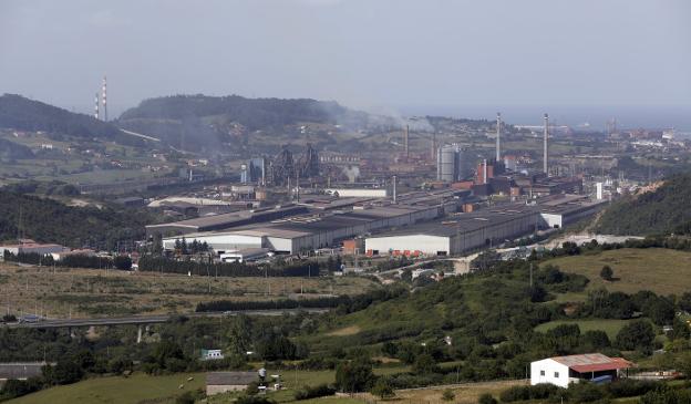 La gran industria clama contra el Gobierno por recortar a la mitad la subasta eléctrica