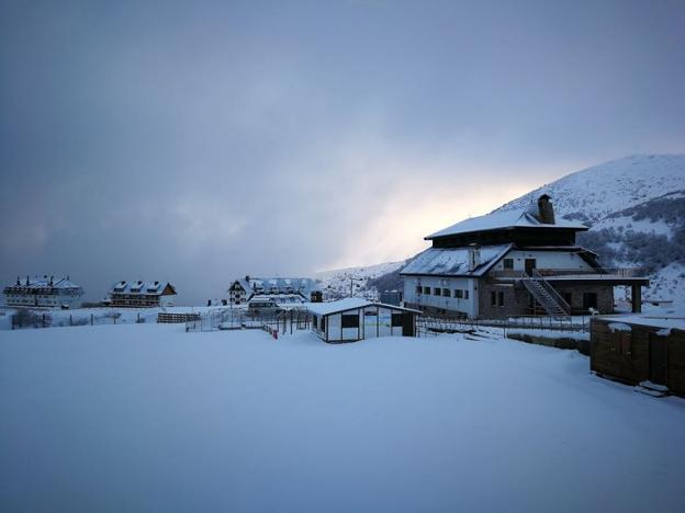 Pajares recurre a los cañones de nieve artificial para garantizar la apertura