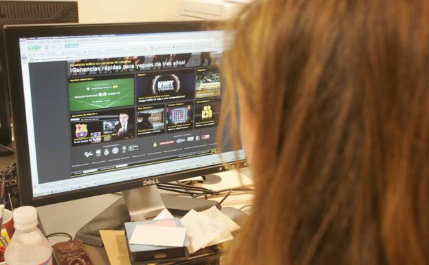 Condenado a 2 años de cárcel por apropiarse 50.000 euros para apuestas online en Cangas