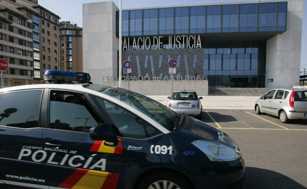 Detenido un joven de 27 años por robar las propinas de un bar de Gijón al que entró como cliente