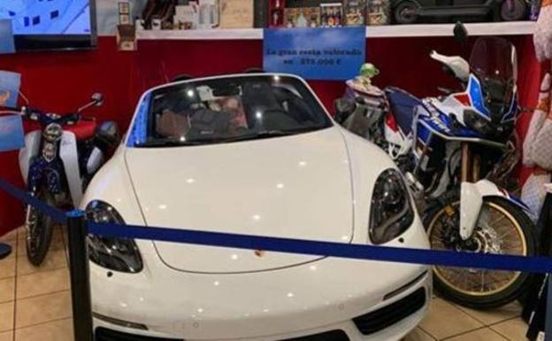 La cesta de Navidad más grande de España: con Porsches, un piso y mucho jamón