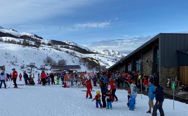 «Había muchas ganas de nieve», afirman los turistas en las estaciones de esquí