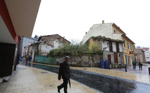 La Polícía Local de Avilés denuncia al hombre que dejaba a diario basura en la calle