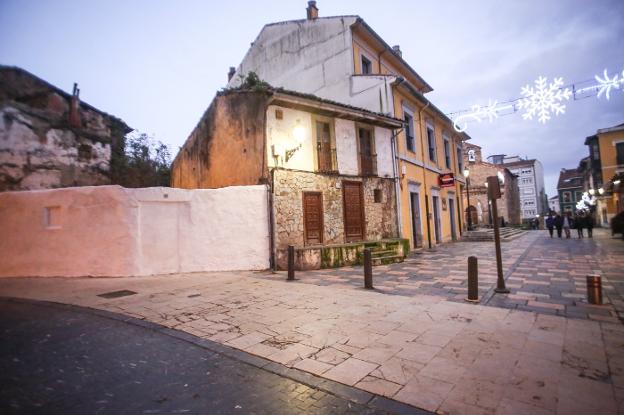 La Policía Local denuncia a un hombre que dejaba cada día basura en la calle en Avilés