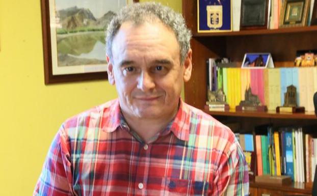 Denuncian al alcalde de Nava por el retraso en la clausura de una cuadra