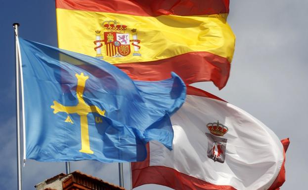 ¿En qué mano debe llevar la cruz Pelayo?