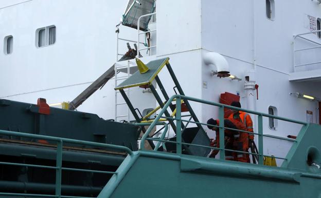 «Estamos bien»: la tripulación del barco accidentado en Avilés repara los daños para volver a zarpar