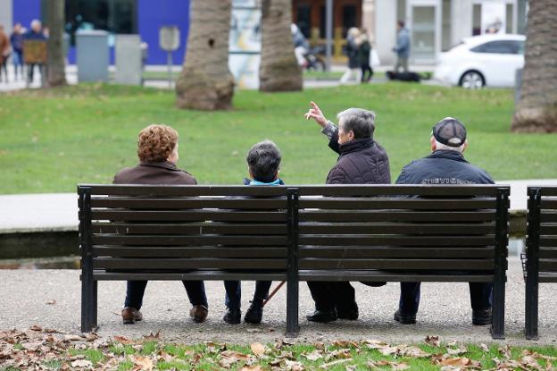 Más bancos, menos terrazas y serenos diurnos para un Gijón «más amable con los mayores»