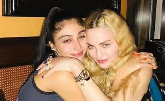 La primera orgía pública de la hija de Madonna
