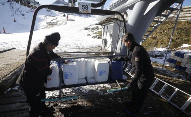 Valgrande Pajares afronta la última fase de la revisión del remonte de El Brañillín