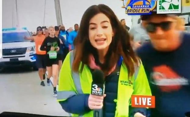 «Me has violado, cosificado y avergonzado», denuncia una reportera a la que le tocaron el culo en pleno directo