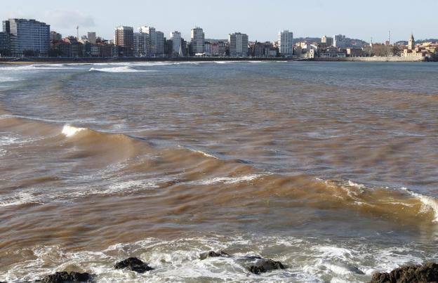 Nueva mancha marrón en la playa frente al río Piles