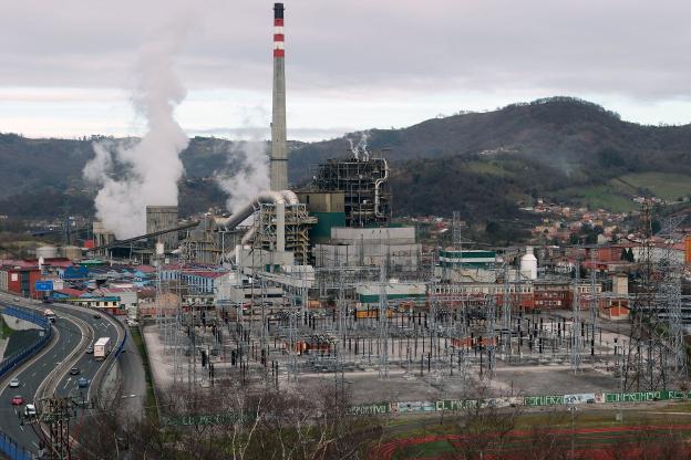 Instalaciones de la central térmica de Lada, propiedad de Iberdrola. / JESÚS MANUEL PARDO