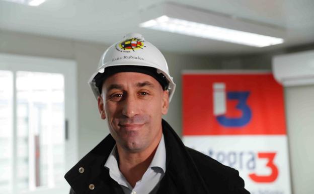 Rubiales: «Faltan palabras para definir la calidad futbolística y humana que tiene Villa»