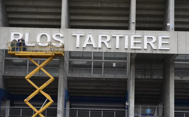 Los operarios descubren las nuevas letras del estadio del Real Oviedo./Eloy Alonso