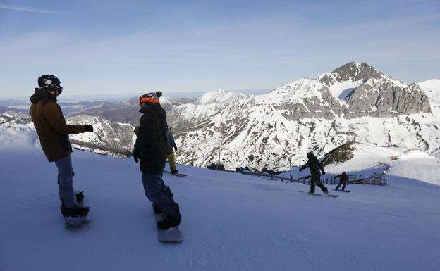 Asturias y León renuevan los abonos conjuntos para sus cuatro estaciones de esquí