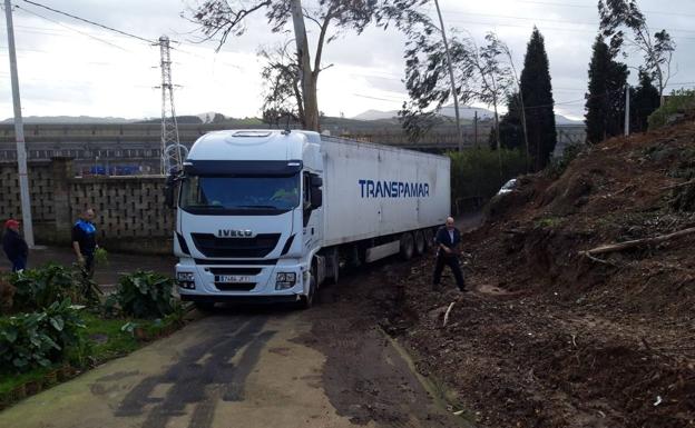 Un camión, bloqueado por culpa del GPS en Avilés