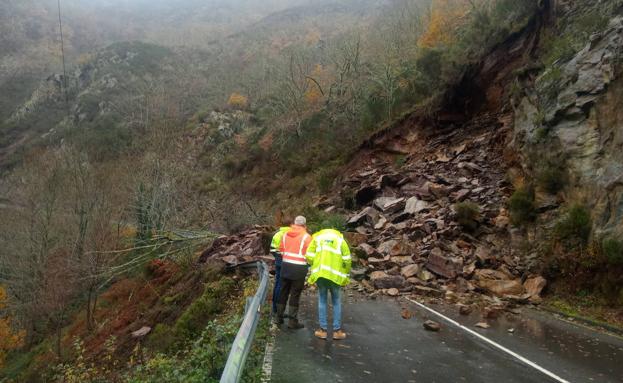 Sendos argayos cortan dos carreteras en el Suroccidente