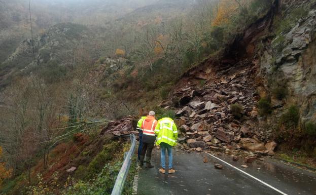 Olas de diez metros y argayos, las consecuencias del temporal en Asturias