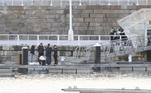 Rescatan el cadáver de un nonagenario frente al Puerto Deportivo de Gijón
