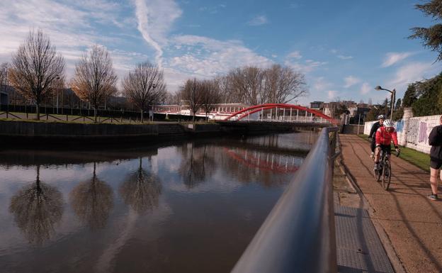 Ana González: «El objetivo es acabar con la contaminación y uno de los focos está en el anillo navegable del Piles»