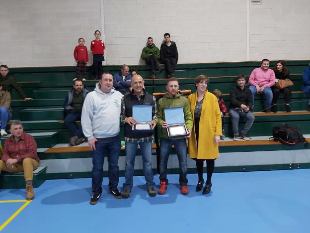Piloña rinde homenaje a los campeones internacionales de su club de pesca