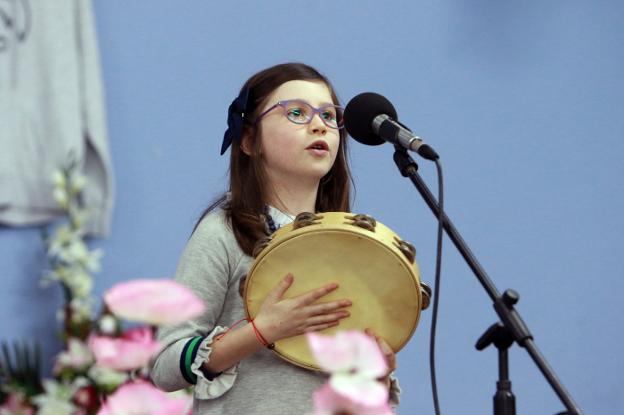 Irene Álvarez brilla en el concurso de La Nueva con su pandereta