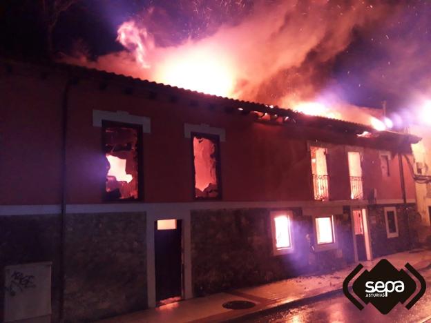 Un voraz incendio calcina una vivienda a la entrada de Cabañaquinta