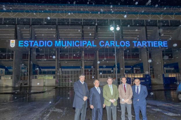 El Carlos Tartiere estrena el nuevo rótulo luminoso de la fachada sur