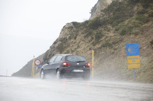 Las fuertes nevadas obligan a cerrar para camiones el Huerna y Pajares