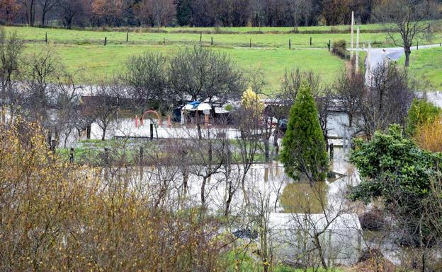 El desbordamiento de los ríos Noreña y Nora corta carreteras e inunda El Requexón