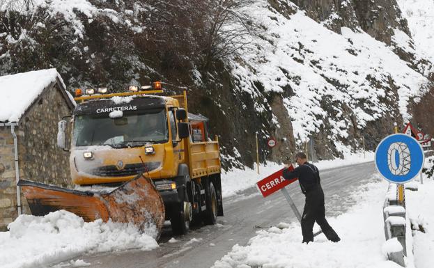 Amaina el temporal en Asturias tras una jornada de incidencias por la nieve