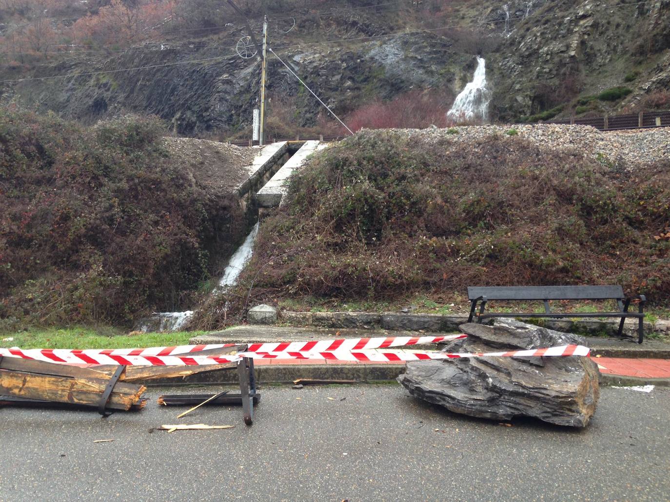 Un argayo corta la vía ferroviaria entre Asturias y León