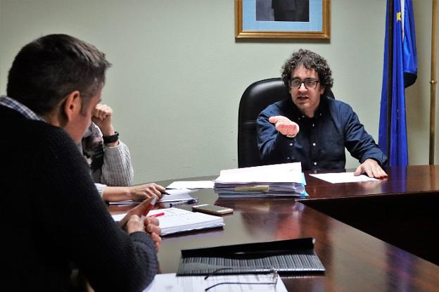 El Pleno de Amieva rechaza rebajar los requisitos para ser cazador local