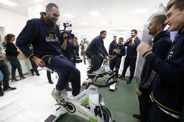 La plantilla del Liberbank se sube a la bicicleta