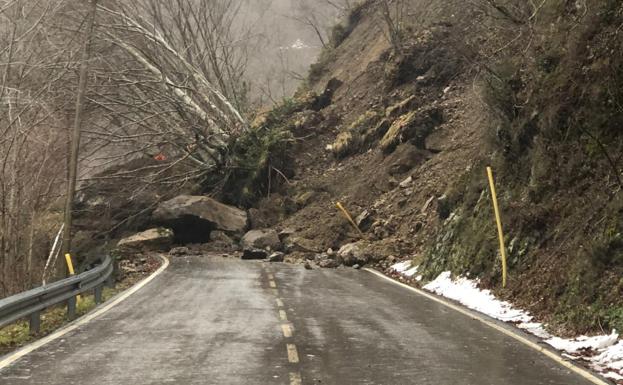 La carretera del puerto de Tarna, cortada por un desprendimiento