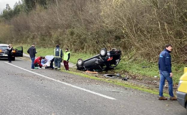 Un herido al volcar con su vehículo en la autovía del Cantábrico en Villaviciosa