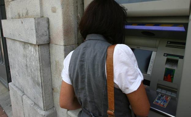 ¿Es verdad que introducir el número pin del banco al revés si te están atracando alerta a la Policía?