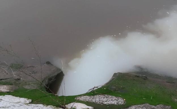 Los ecologistas denuncian nuevos vertidos a la ría de Avilés