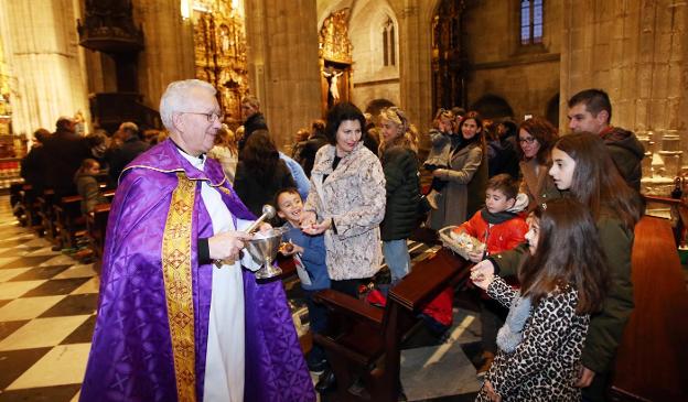 La bendición de los Niños Jesús abarrota la Catedral