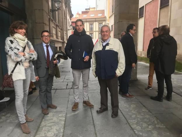 El Ayuntamiento se compromete con el Grupo a estudiar alternativas al cierre del anillo del Piles