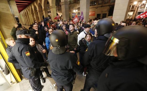 Cientos de personas se manifiestan en el primer día de huelga de los supermercados