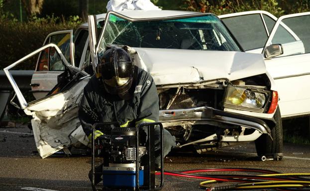 Cuatro heridos en un accidente en la N-634 a su paso por Sevares, en Piloña