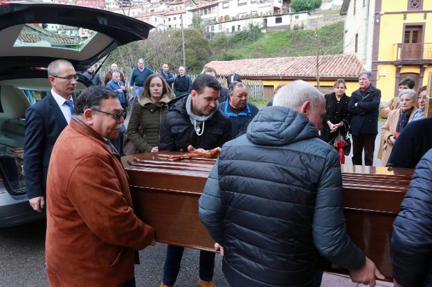 «Que esto no vuelva a ocurrir», clama el cura en el funeral de Antonio Lesmes